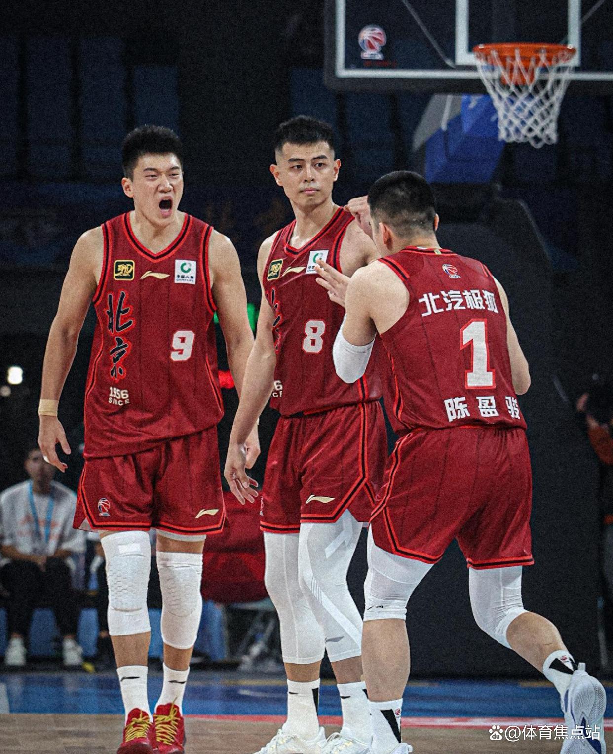 CBA顶尖球队激烈较量，实力对战谁能笑到最后