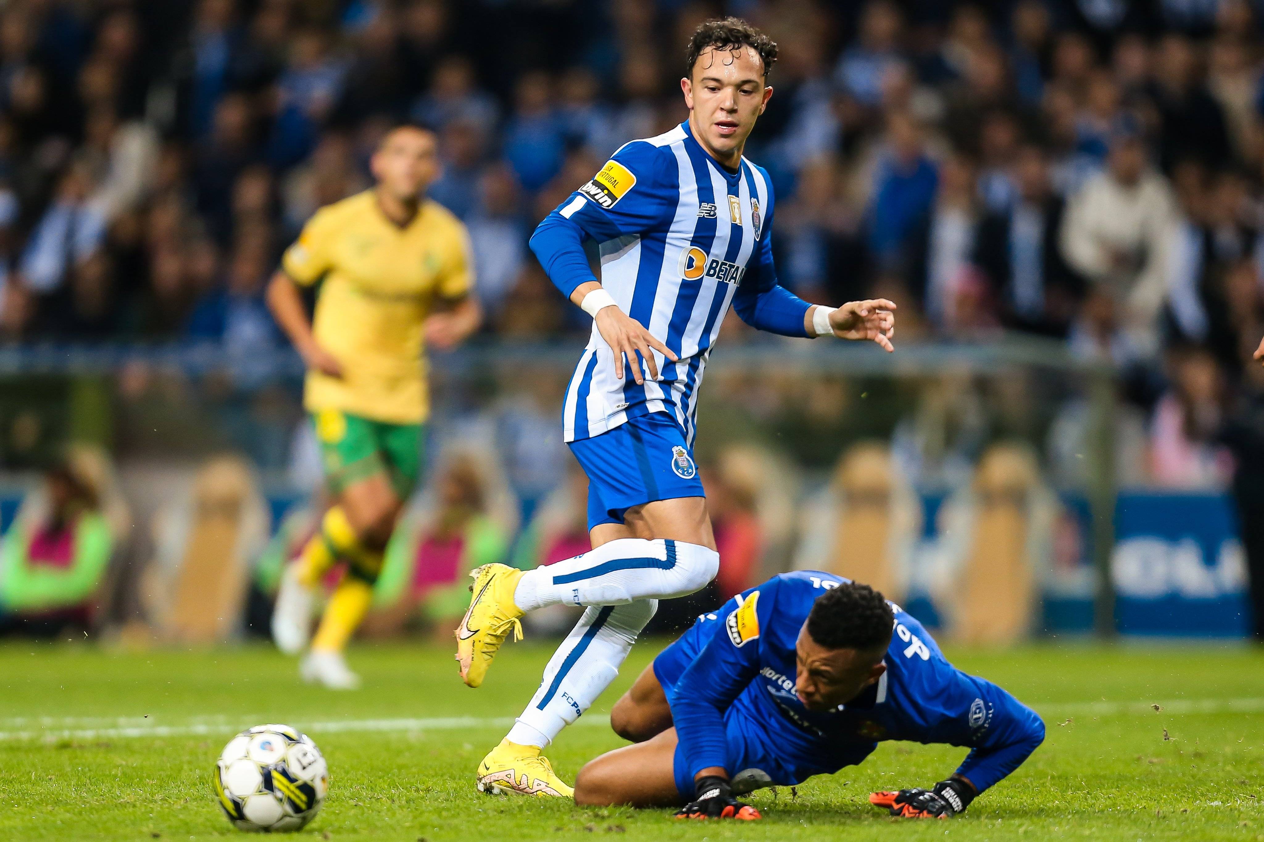 塞维利亚客场不敌强敌，遭遇连败