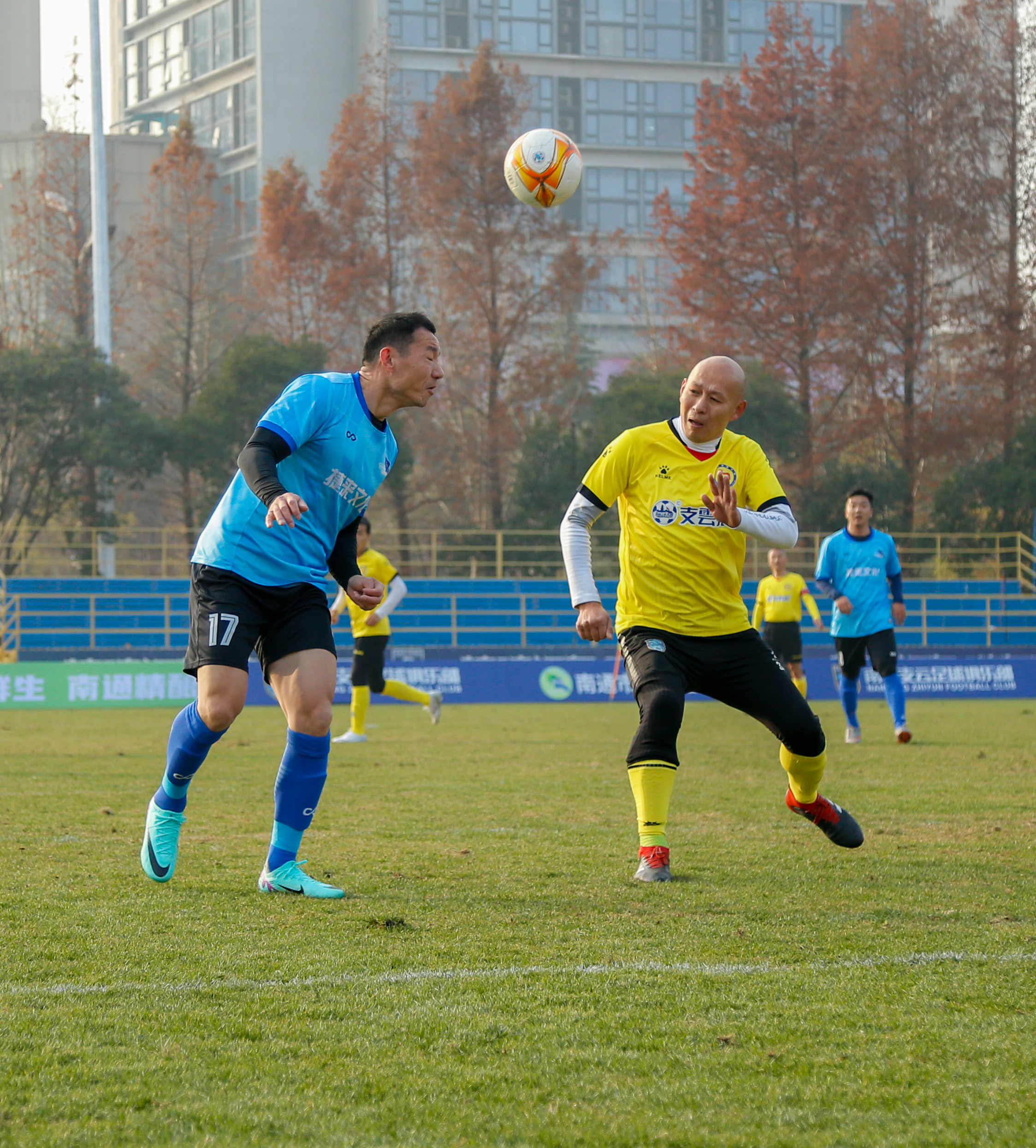 关于国际足球大赛精彩纷呈，球迷聚集观战的信息