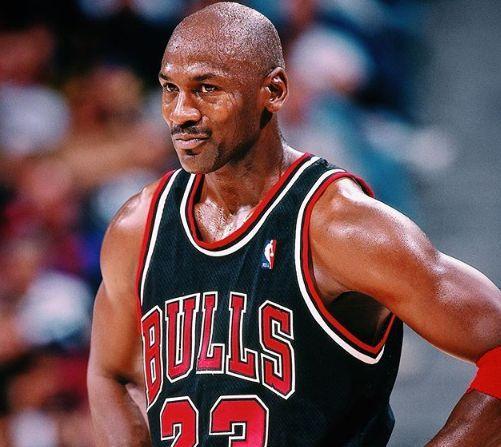 公牛队中锋因伤下场，战术调整方案突然决定