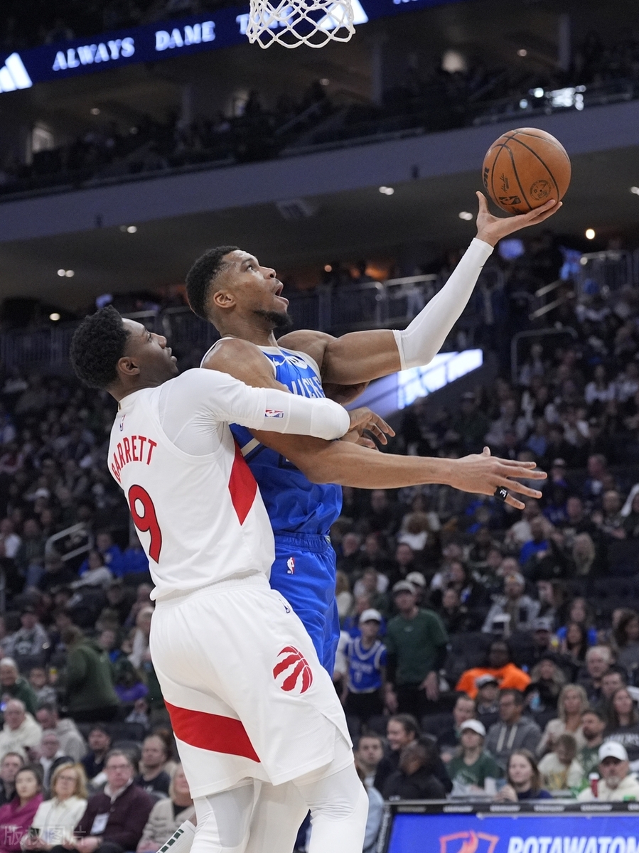 雄鹿客场击败猛龙,字母哥砍下30+10 雄鹿客场击败猛龙,字母哥砍下30+10