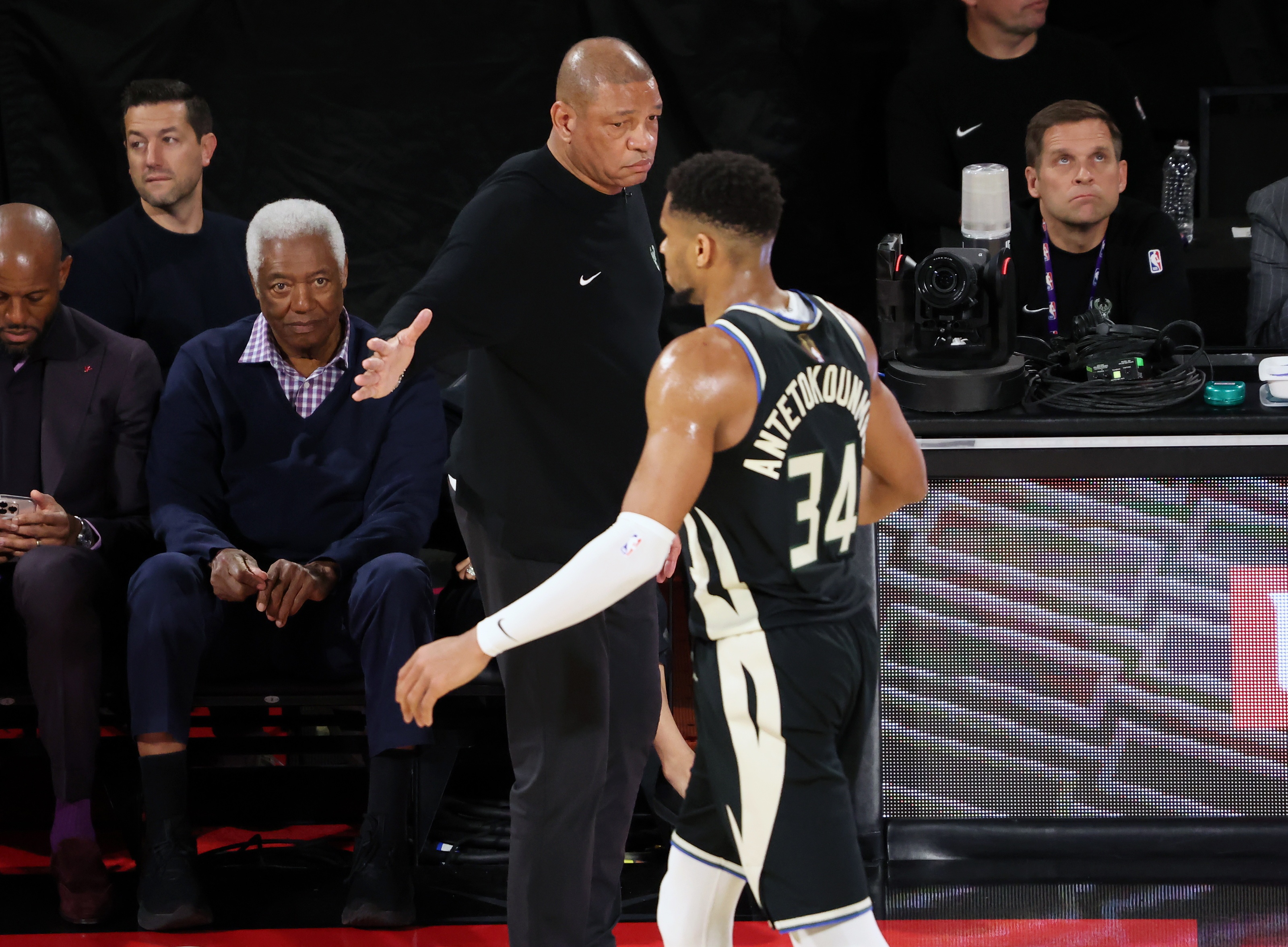 包含雄鹿大胜老鹰，字母哥独揽25分的词条